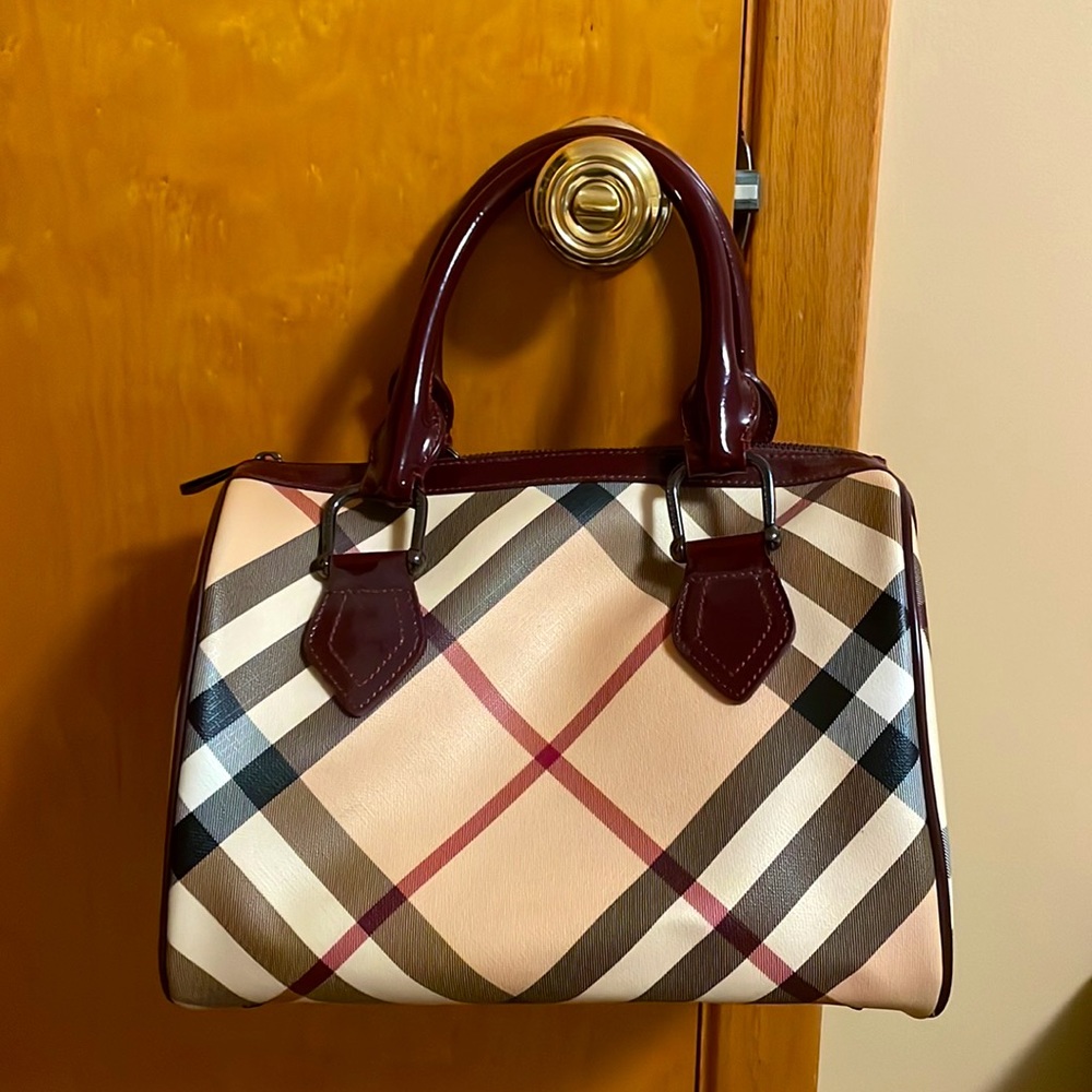 Pretty fashion purse in black, tan, and burgundy!